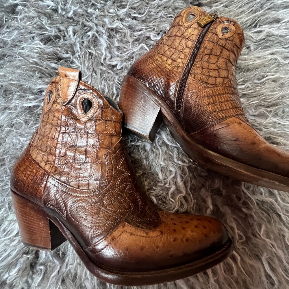 Gorgeous Jo Ghost Leather Booties Whiskey Brown Like New!